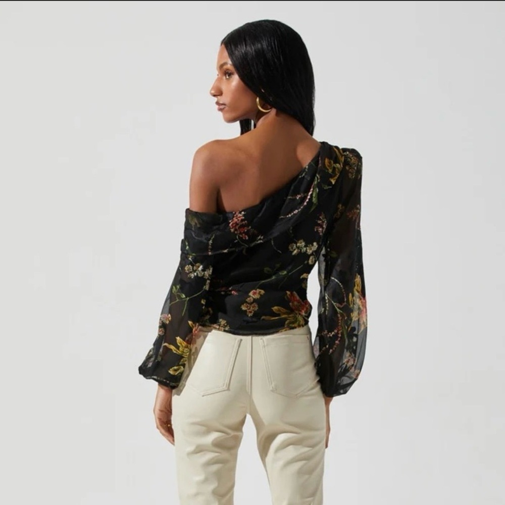 ASTR The Label Sz M Floral One Shoulder Velvet Burnout Ruffle Blouse Zip Side